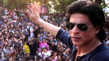 Fan: SRK on the gates of Mannat